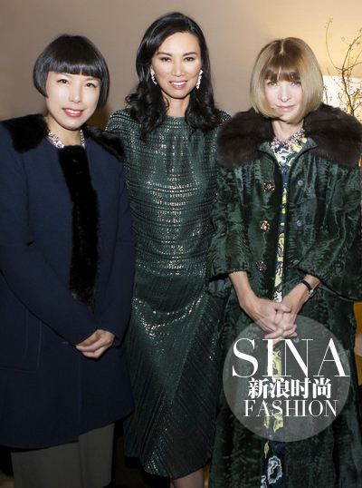 《VOGUE衣飾與美容》編輯總監(jiān)Angelica Cheung、鄧文迪與Anna Wintour