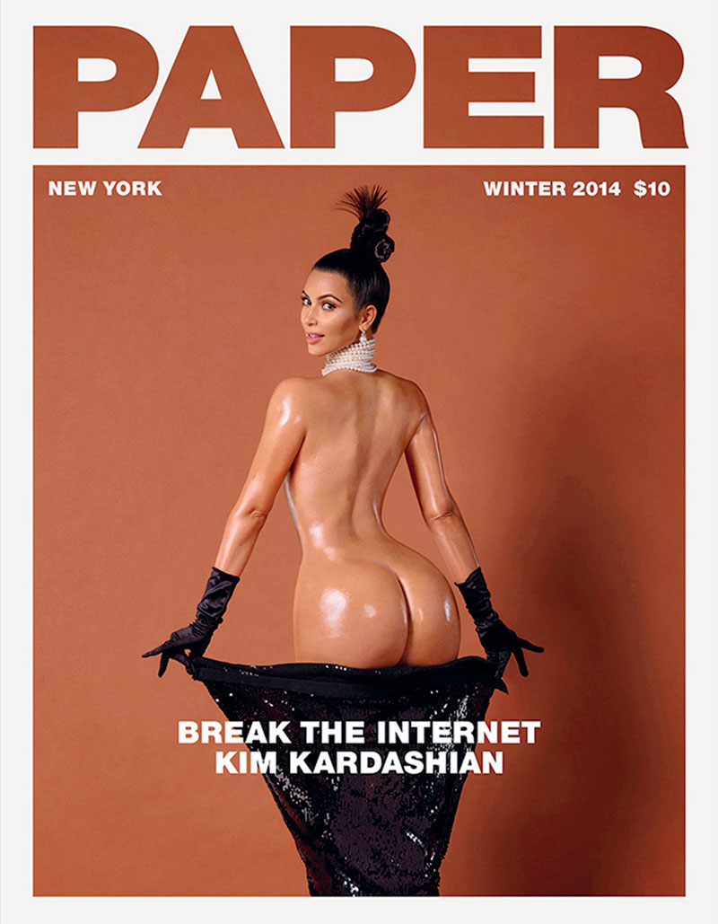 回顧Kim Kardashian的眾多街拍照片中，我們不得不佩服，如此特殊的身形比例從來沒有影響過她對(duì)包身連身洋裝和緊身短褲的喜愛。Kim Kardashian的翹臀裸照在網(wǎng)絡(luò)上掀起巨浪回憶。
