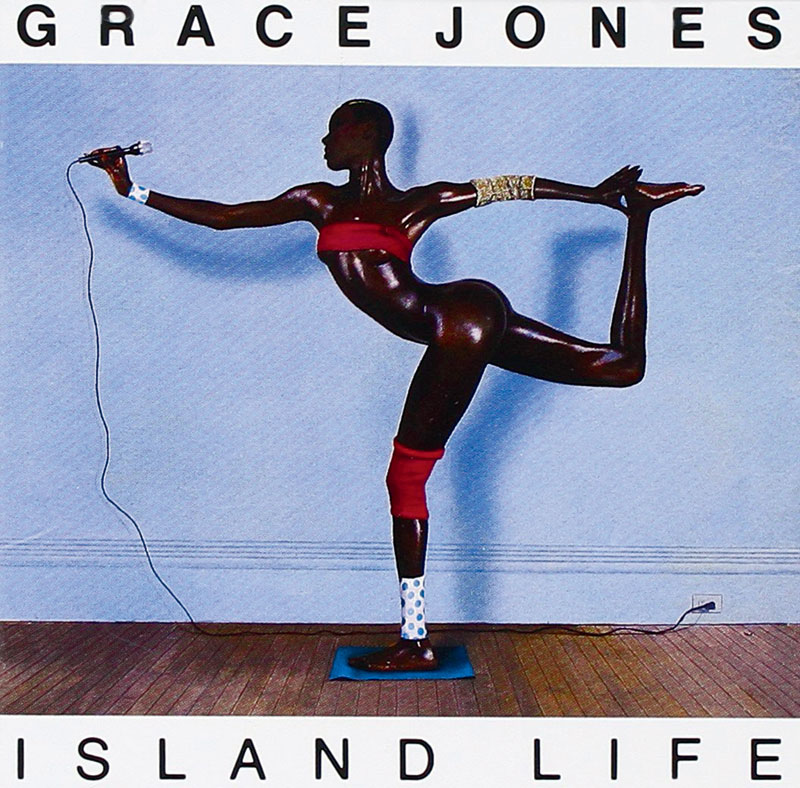 黑人女歌手Grace Jones于1990年的《Island Life》專輯封面也曾展示過。下半身的曲線展露無(wú)遺，在當(dāng)時(shí)可謂相當(dāng)驚世駭俗。