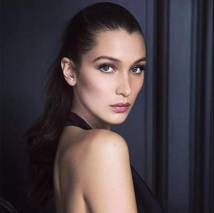 Bella Hadid | 她是史上最美的冷漠臉超模，也是一個(gè)殿堂級(jí)的女人